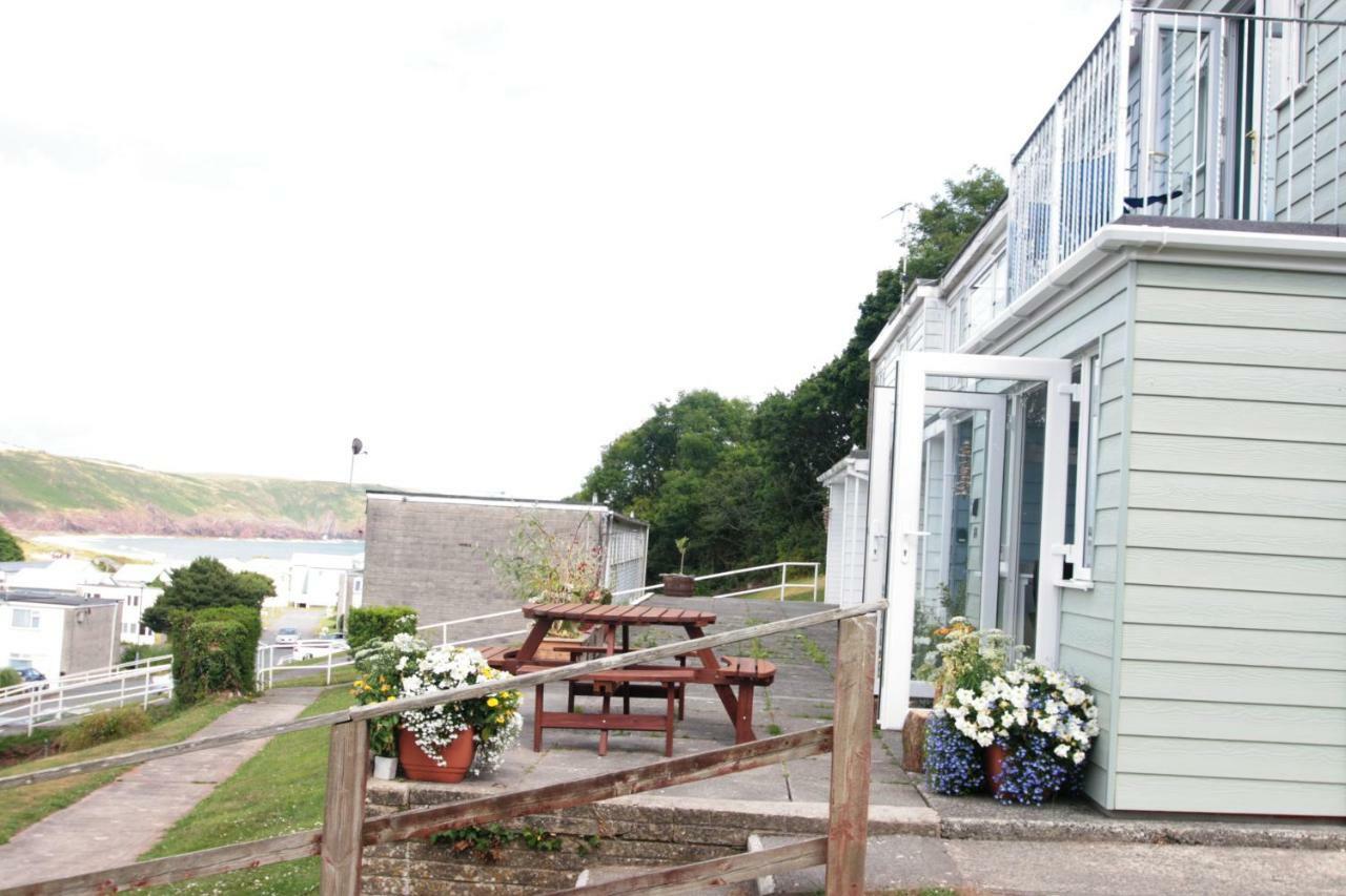 Freshwater Bay Holiday Cottages ペンブローク エクステリア 写真